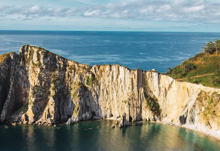 Rutas en coche - Carglass: paisaje con acantilados y el mar de fondo
