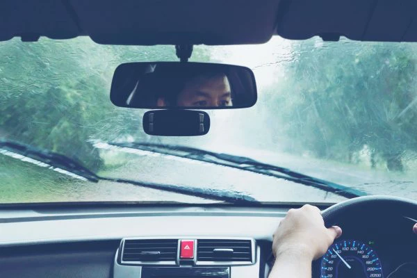Frenos coche en lluvia