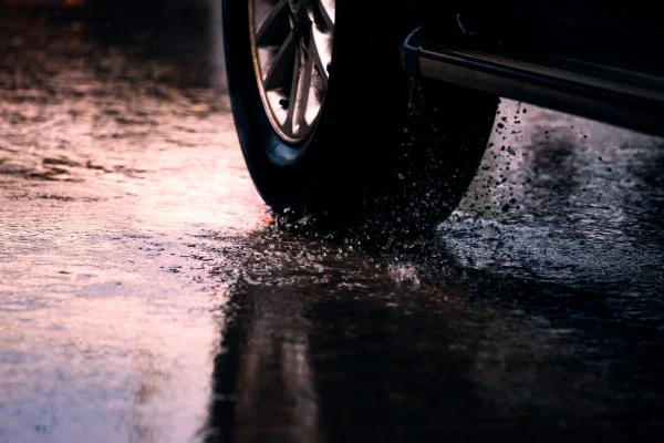 neumaticos coche lluvia
