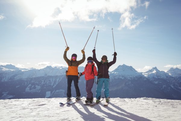 celebrando-esquiadores-pie-montana-cubierta-nieve