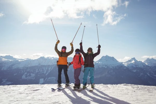 celebrando-esquiadores-pie-montana-cubierta-nieve