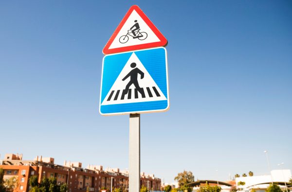 senal-advertencia-bicicleta-triangular-sobre-cruce-peatones-cuadrado-senal-trafico-ciudad