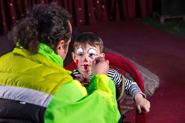 niño disfrazado de mimo