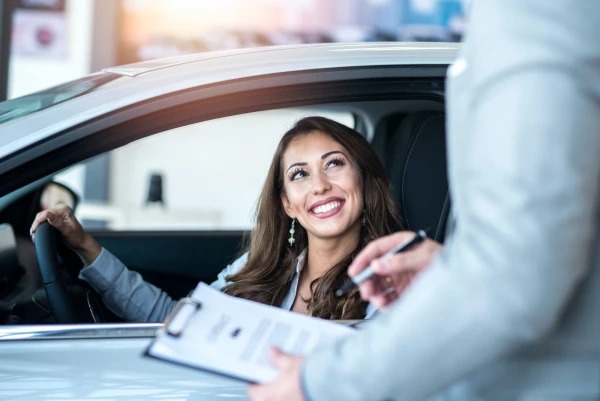 mujer feliz con seguro del coche
