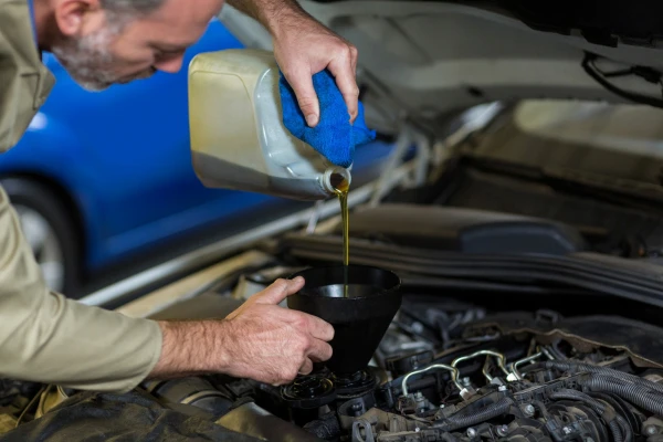 mecanico cambiando el aceite del coche