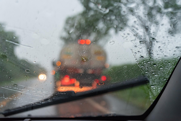 vista de lluvia desde el parabrisas del coche