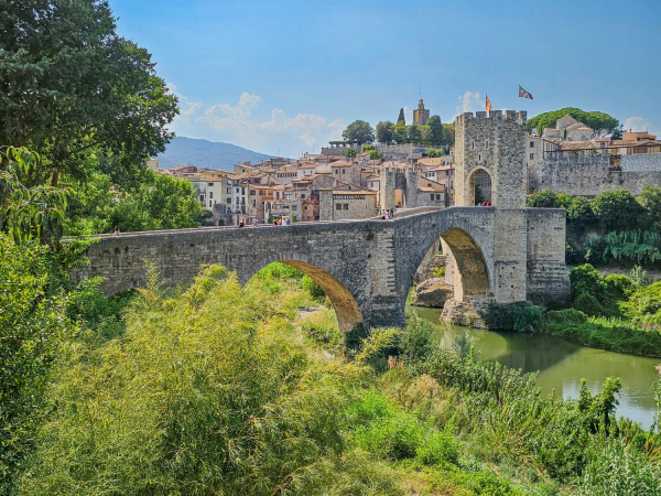 puente de un pueblo medieval de girona