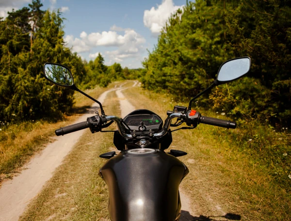 moto por un camino