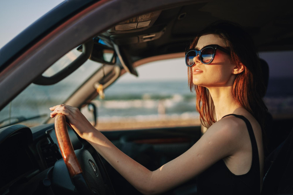 mujer en el coche con gafas de sol 