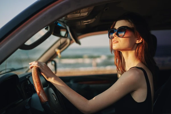 mujer en el coche con gafas de sol
