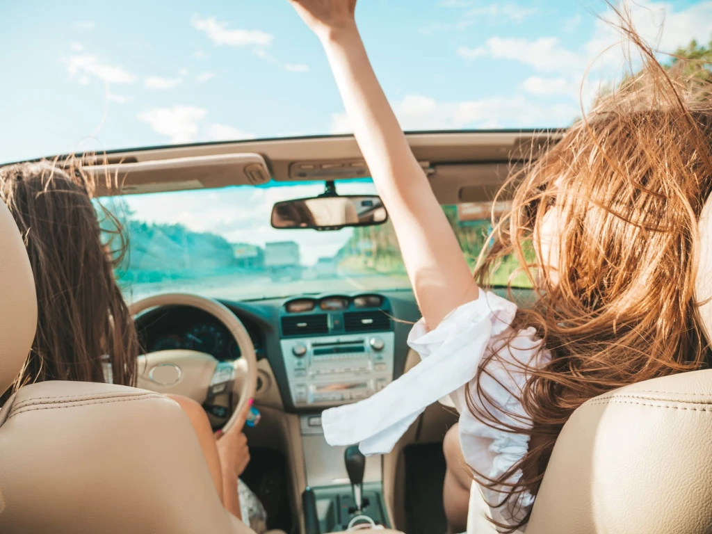 chicas en el coche con musica para conducir