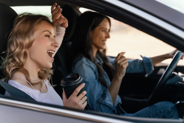 mujeres cantando en el coche