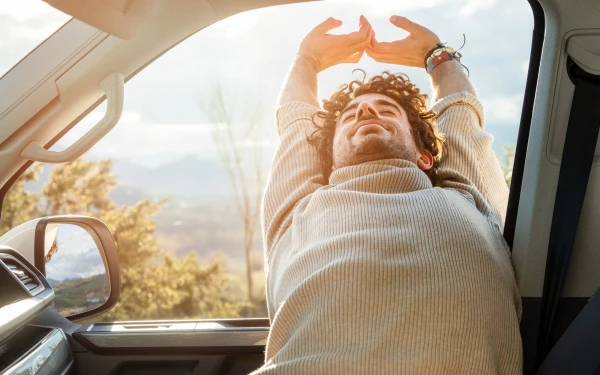 hombre descansando en el coche