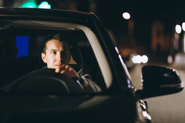 hombre conduciendo de noche