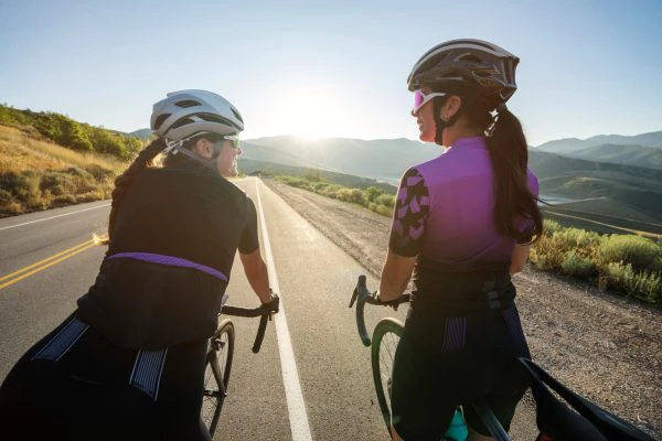 ciclistas en carretera