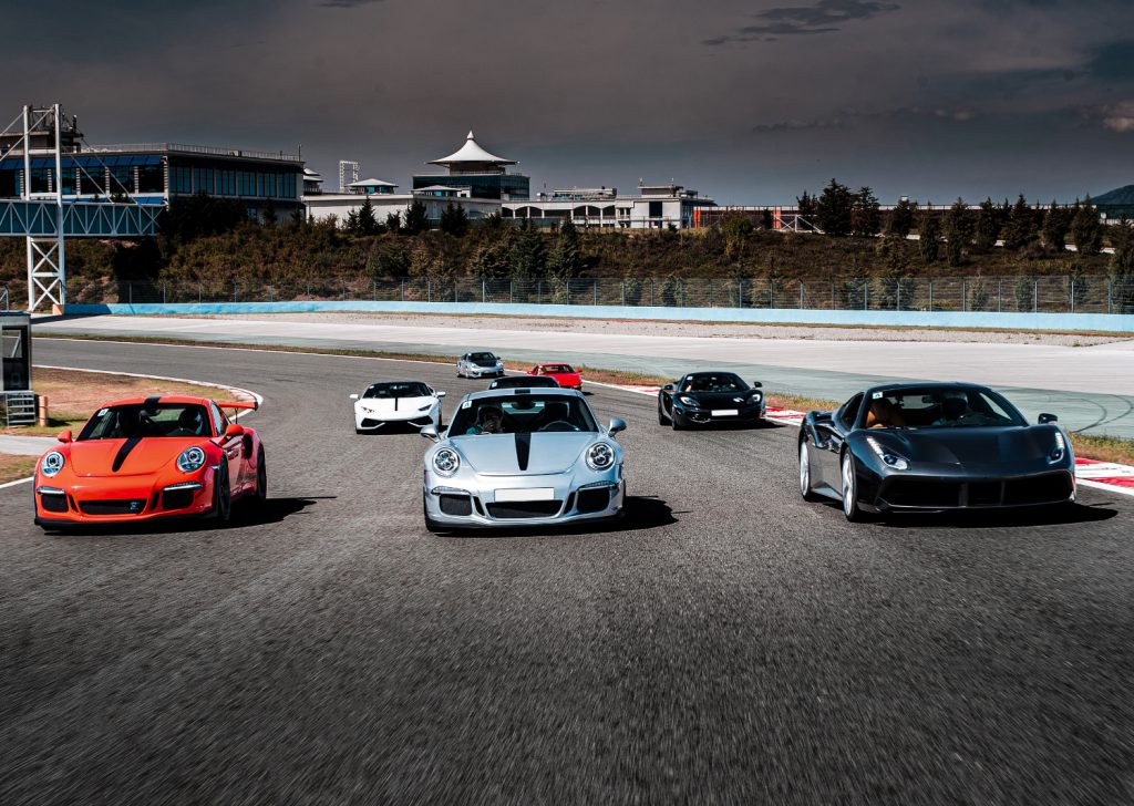 Grupo de coches deportivos más rápidos de lujo compitiendo en una pista de carreras, destacando diseño y velocidad. - Carglass