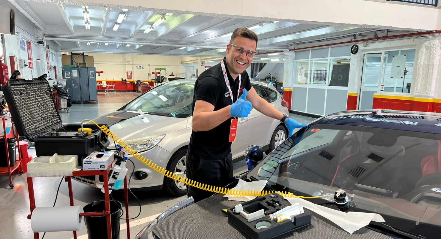 Técnico haciendo una reparación