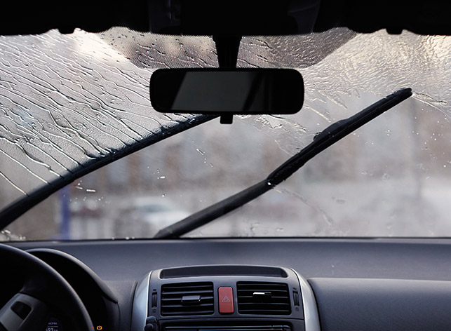 Deja impecable la luna de tu coche con este limpiacristales antilluvia por  solo 8 euros