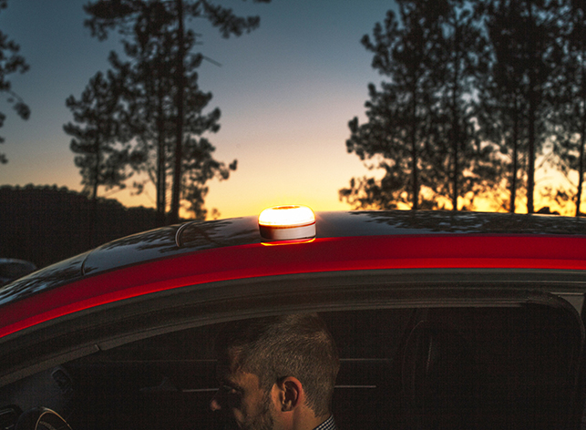 Help flash: luz de emergencia help flash obligatoria a partir de enero de 2026 por la dgt colocada encima de un coche rojo