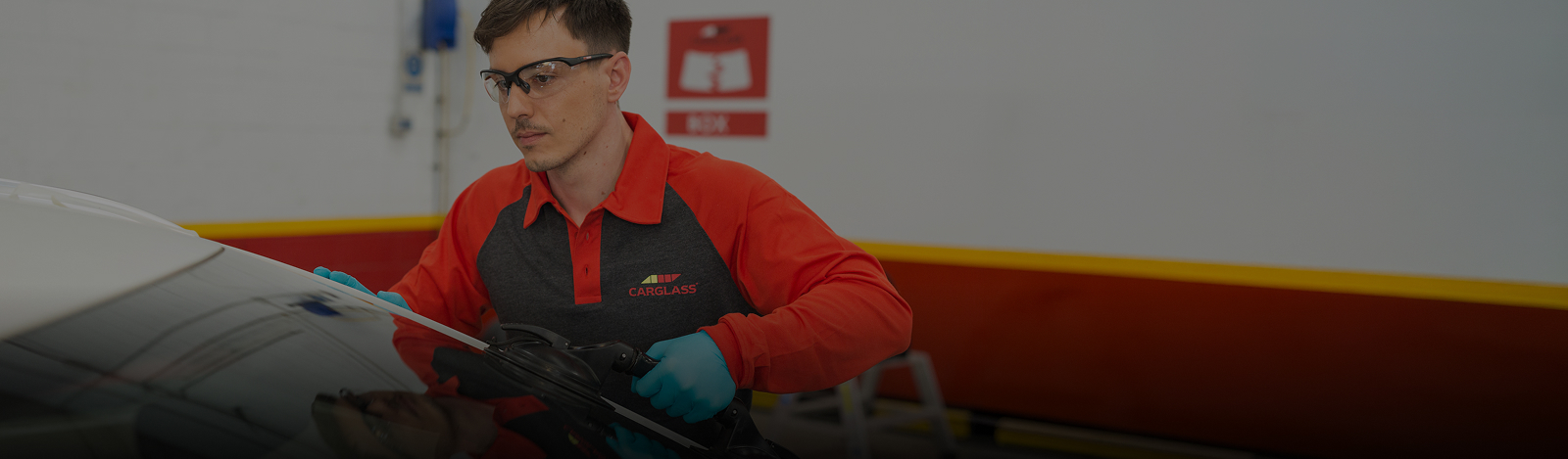Sustitucion lunas parabrisas - Carglass: técnico carglass cambiando un parabrisas